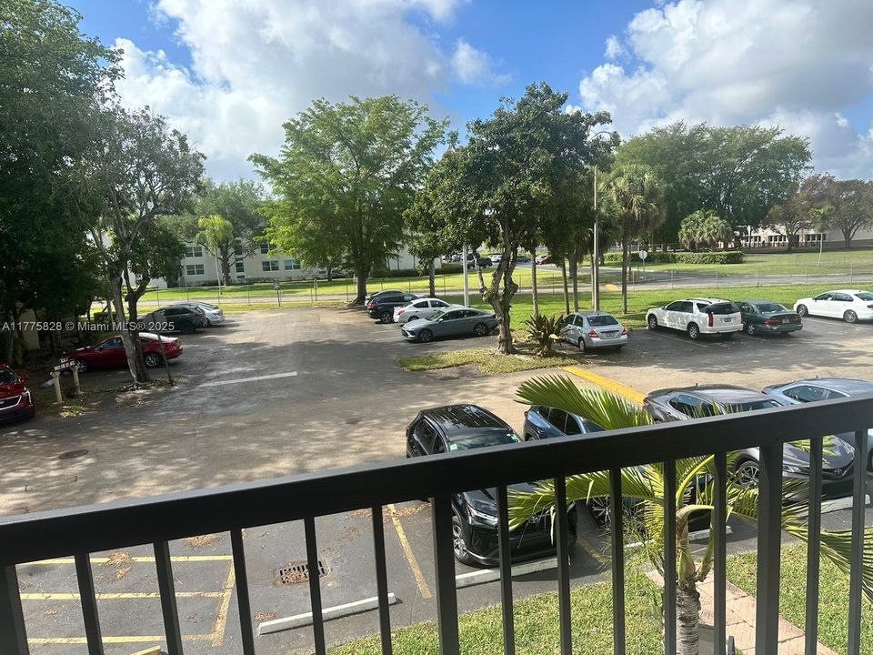 Под контрактом: $295,000 (2 спален, 2 ванн, 983 Квадратных фут)