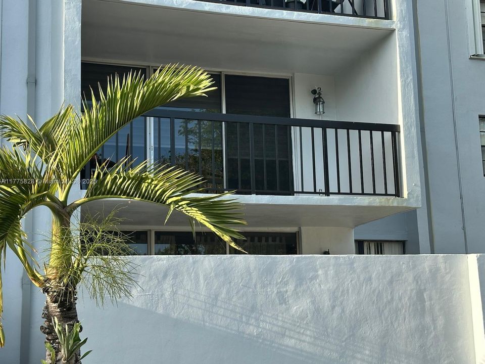 Под контрактом: $295,000 (2 спален, 2 ванн, 983 Квадратных фут)