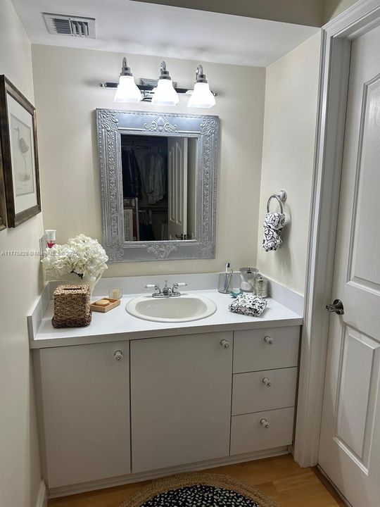 Под контрактом: $295,000 (2 спален, 2 ванн, 983 Квадратных фут)