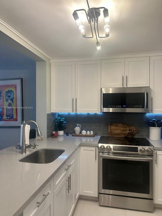 Под контрактом: $295,000 (2 спален, 2 ванн, 983 Квадратных фут)