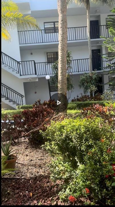 Под контрактом: $295,000 (2 спален, 2 ванн, 983 Квадратных фут)