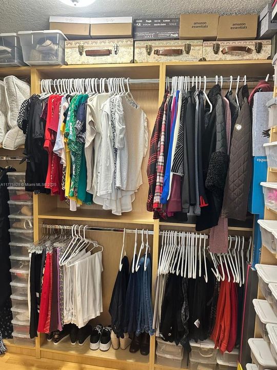 Под контрактом: $295,000 (2 спален, 2 ванн, 983 Квадратных фут)