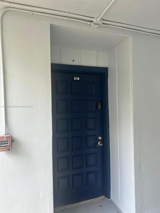 Под контрактом: $295,000 (2 спален, 2 ванн, 983 Квадратных фут)