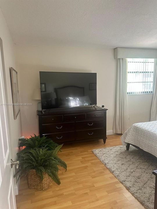 Под контрактом: $295,000 (2 спален, 2 ванн, 983 Квадратных фут)