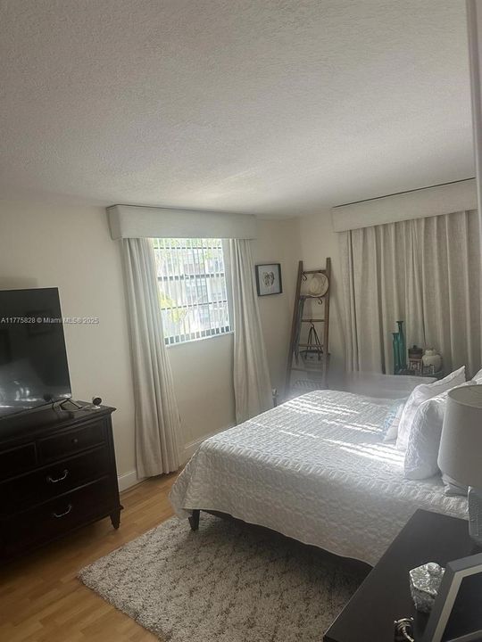 Под контрактом: $295,000 (2 спален, 2 ванн, 983 Квадратных фут)