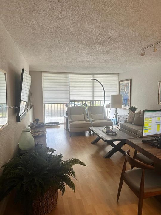 Под контрактом: $295,000 (2 спален, 2 ванн, 983 Квадратных фут)