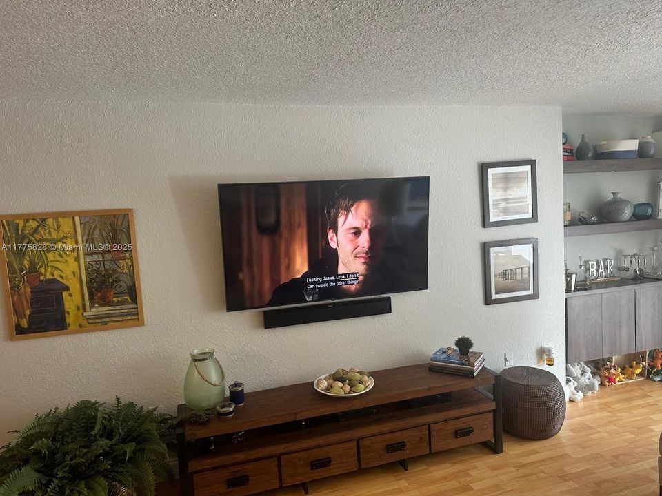 Под контрактом: $295,000 (2 спален, 2 ванн, 983 Квадратных фут)