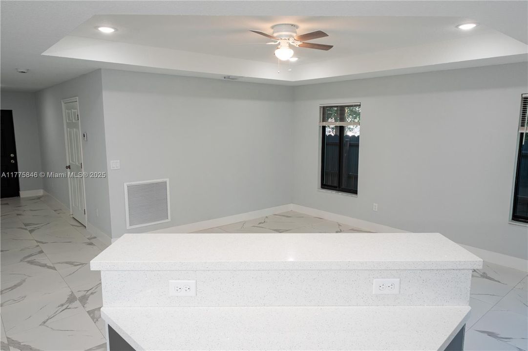 Recientemente alquilado: $3,100 (3 camas, 2 baños, 1608 Pies cuadrados)