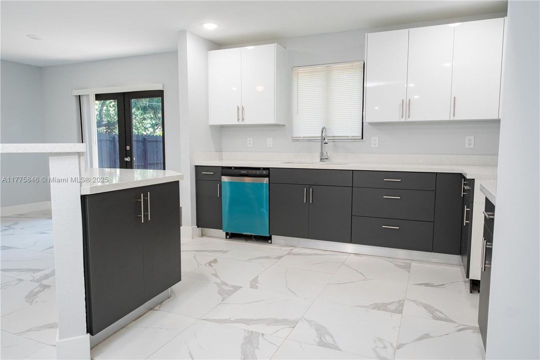 Recientemente alquilado: $3,100 (3 camas, 2 baños, 1608 Pies cuadrados)