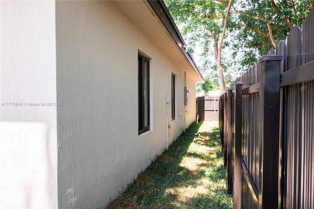 Recientemente alquilado: $3,100 (3 camas, 2 baños, 1608 Pies cuadrados)