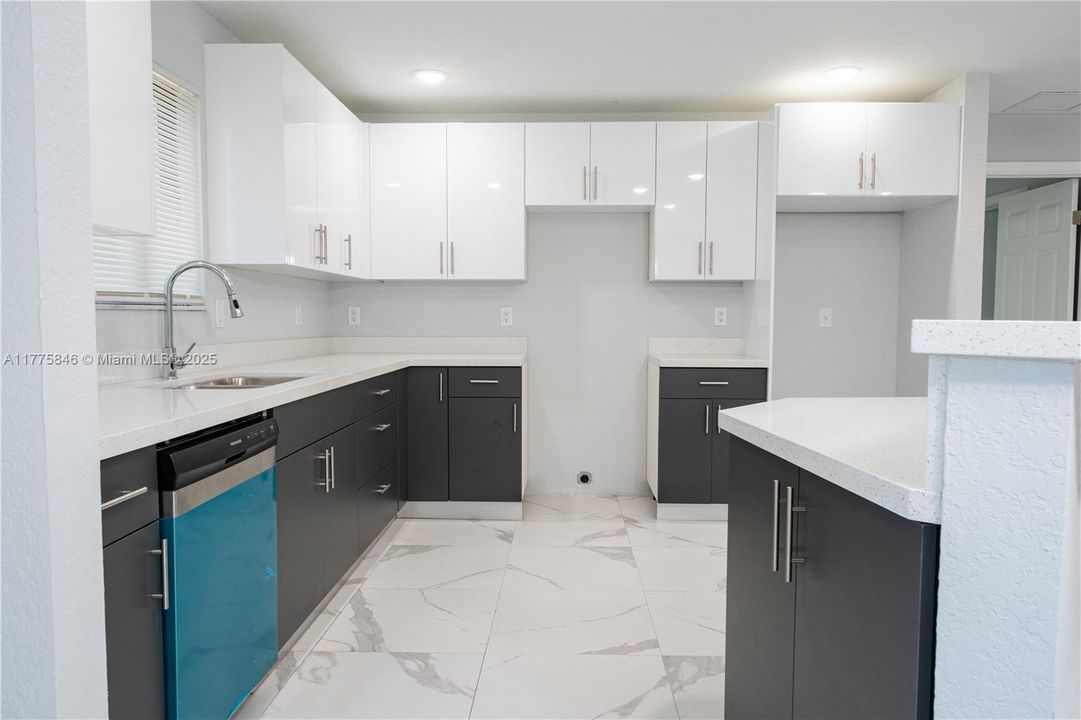 Recientemente alquilado: $3,100 (3 camas, 2 baños, 1608 Pies cuadrados)