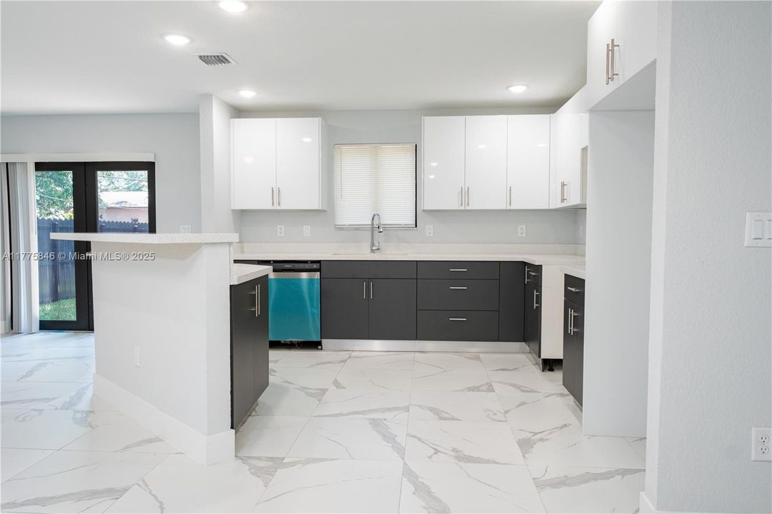 Recientemente alquilado: $3,100 (3 camas, 2 baños, 1608 Pies cuadrados)