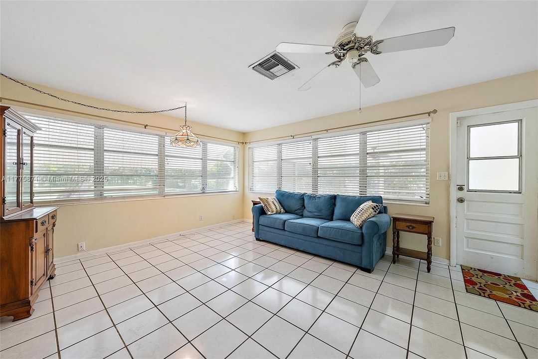 Back multi-purpose Living Room