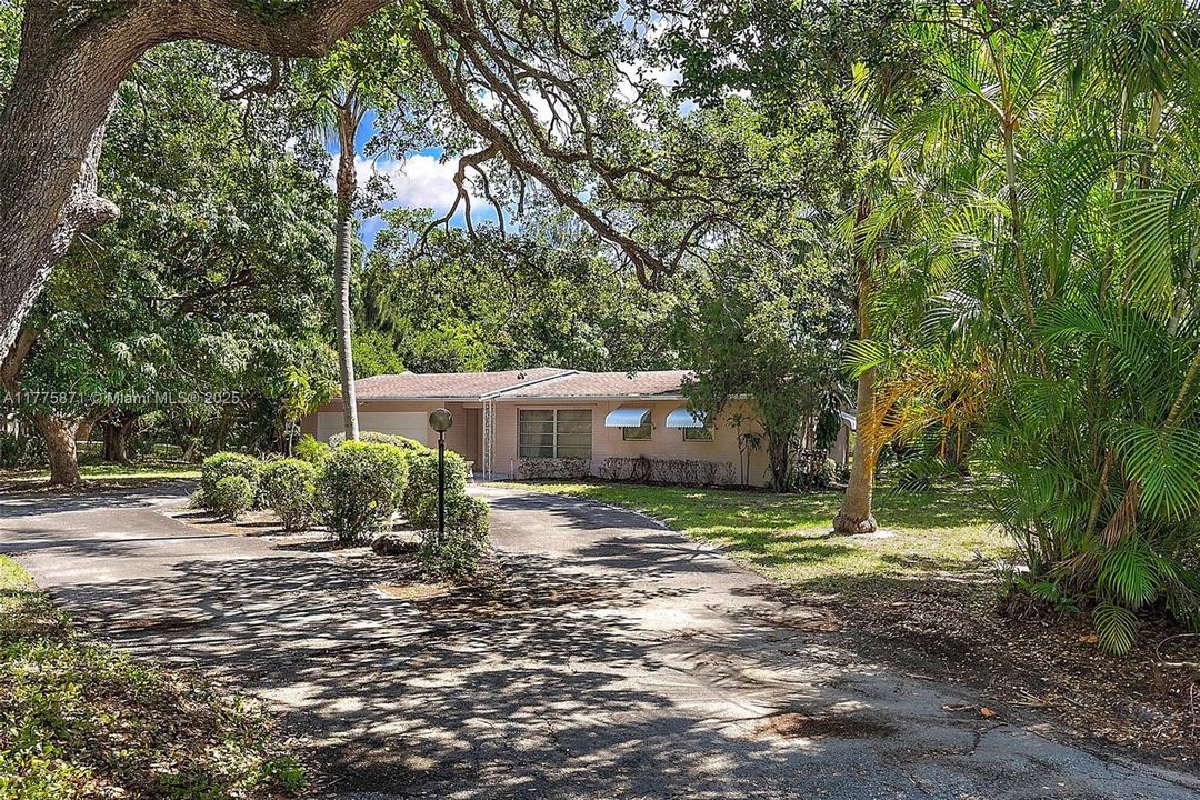 Spacious circular driveway