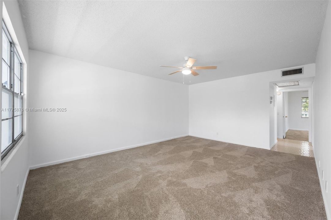 Active With Contract: $89,900 (2 beds, 1 baths, 820 Square Feet)