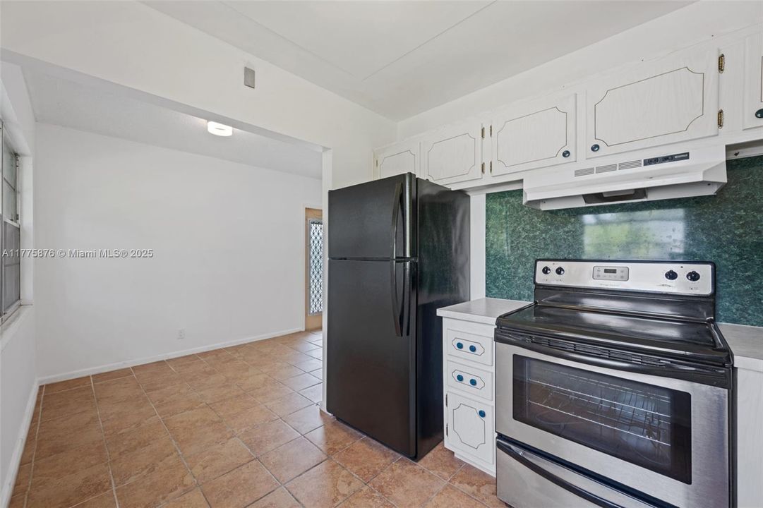 Active With Contract: $89,900 (2 beds, 1 baths, 820 Square Feet)