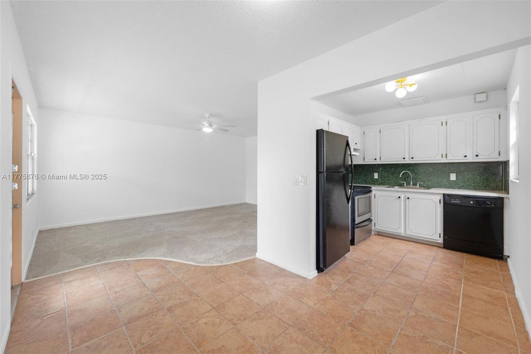 Active With Contract: $89,900 (2 beds, 1 baths, 820 Square Feet)