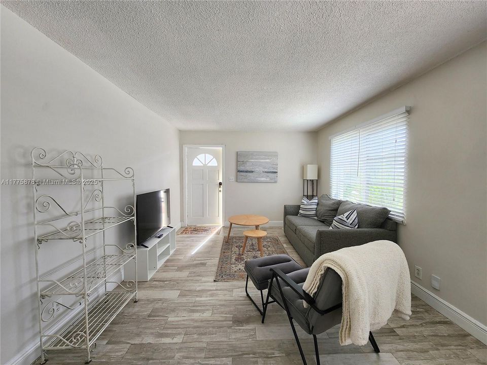 Recently Rented: $1,875 (2 beds, 1 baths, 800 Square Feet)