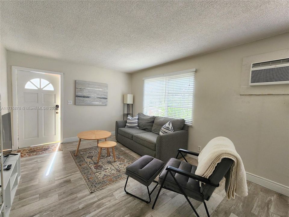 Recently Rented: $1,875 (2 beds, 1 baths, 800 Square Feet)