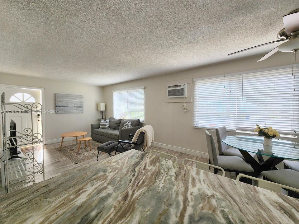 Recently Rented: $1,875 (2 beds, 1 baths, 800 Square Feet)