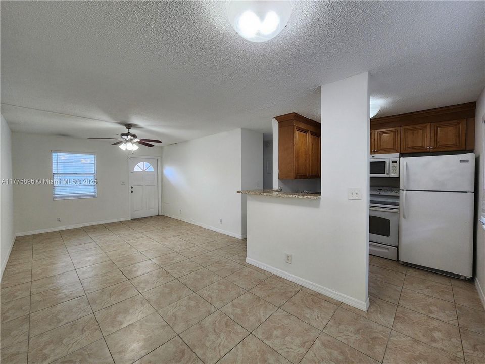 Recently Rented: $1,775 (2 beds, 1 baths, 800 Square Feet)