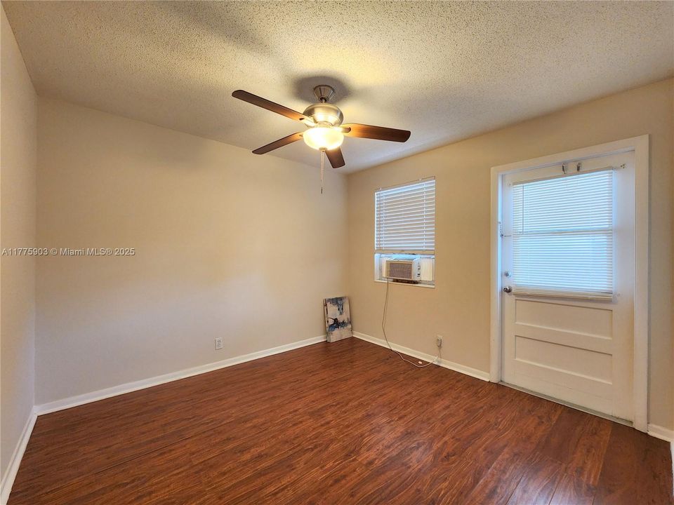 Recently Rented: $1,850 (2 beds, 1 baths, 800 Square Feet)