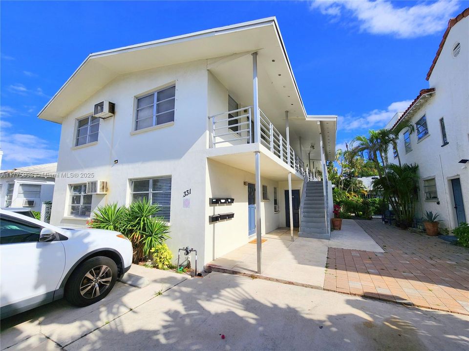 Recently Rented: $1,850 (2 beds, 1 baths, 800 Square Feet)