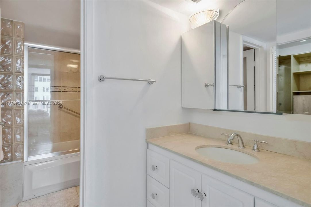 最近租的: $4,500 (2 贝兹, 2 浴室, 1121 平方英尺)