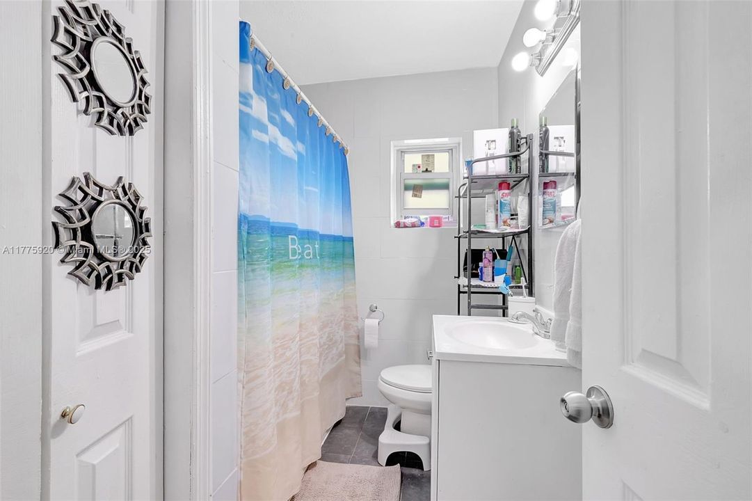 Recently Sold: $385,000 (3 beds, 1 baths, 984 Square Feet)