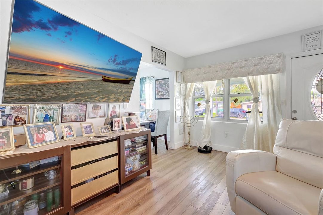 Recently Sold: $385,000 (3 beds, 1 baths, 984 Square Feet)