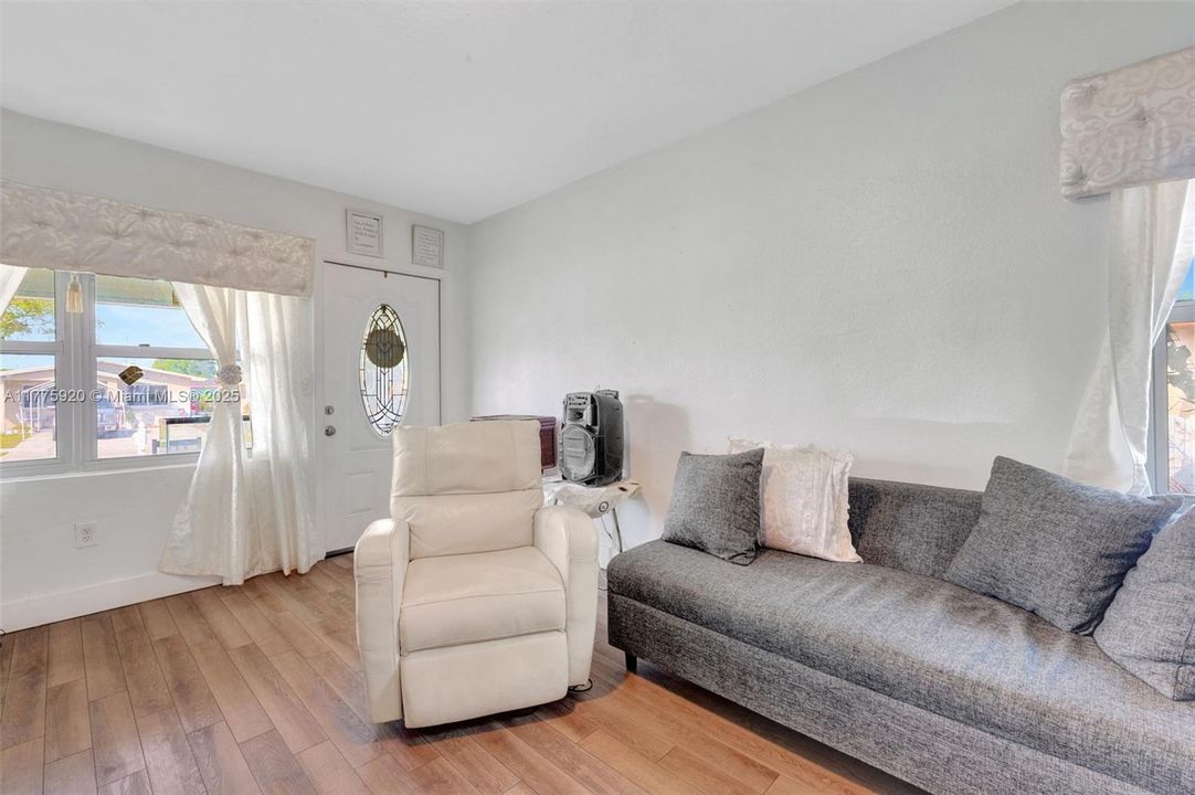 Recently Sold: $385,000 (3 beds, 1 baths, 984 Square Feet)