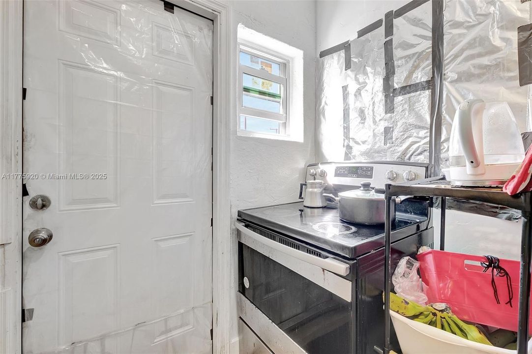 Recently Sold: $385,000 (3 beds, 1 baths, 984 Square Feet)