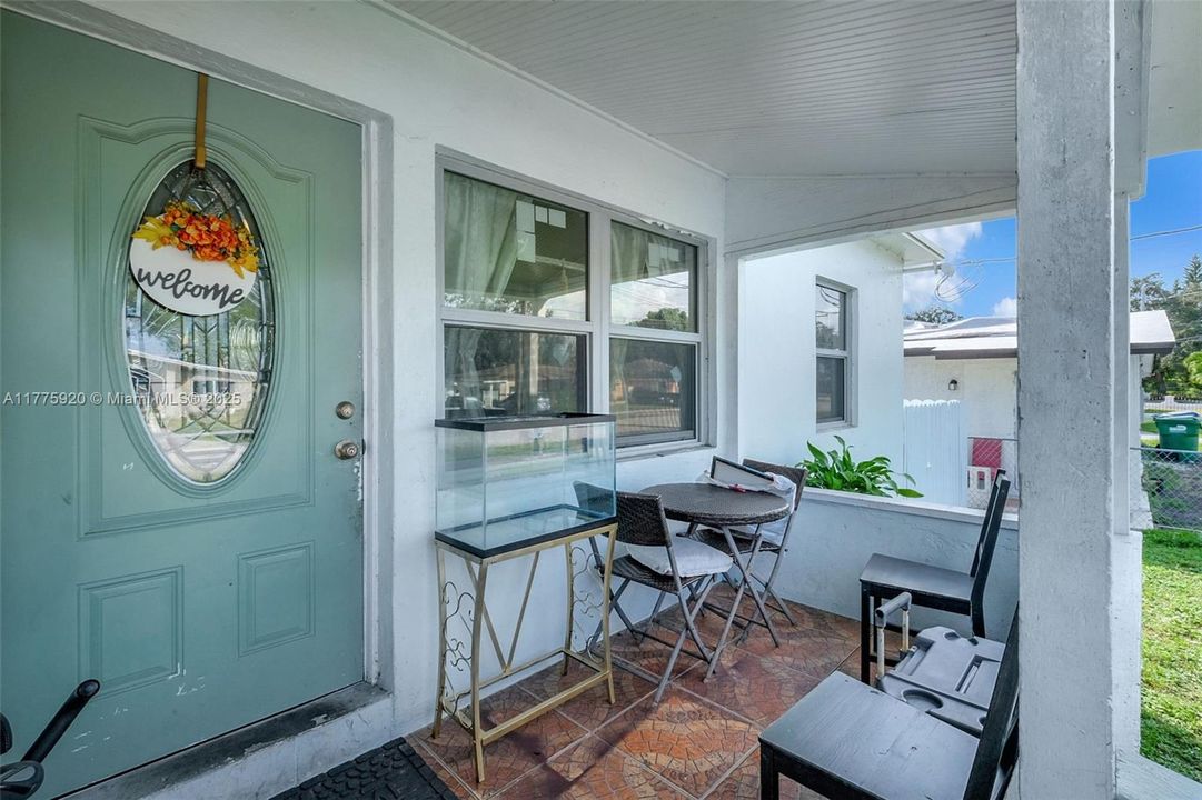 Recently Sold: $385,000 (3 beds, 1 baths, 984 Square Feet)