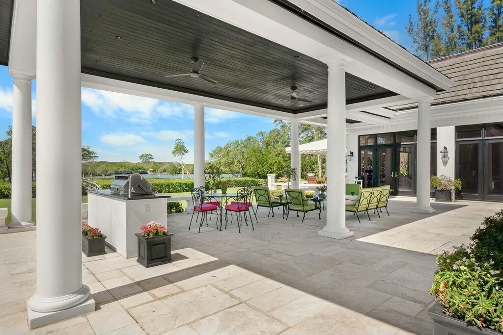 Outdoor Kitchen and lounge area