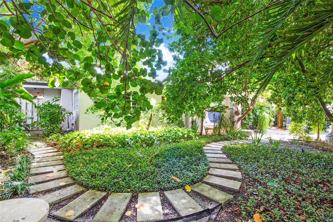 Recently Rented: $9,500 (4 beds, 2 baths, 2087 Square Feet)