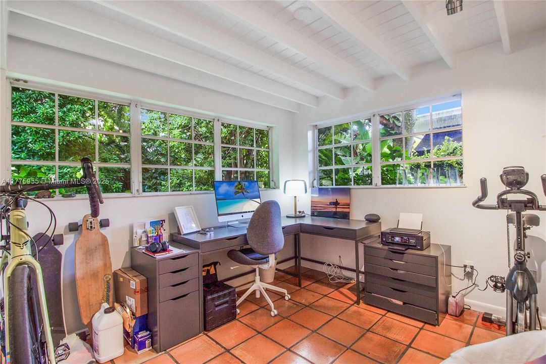 Recently Rented: $9,500 (4 beds, 2 baths, 2087 Square Feet)