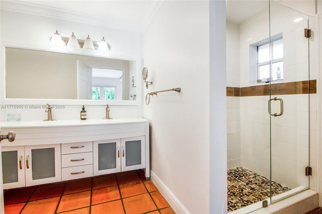 Recently Rented: $9,500 (4 beds, 2 baths, 2087 Square Feet)