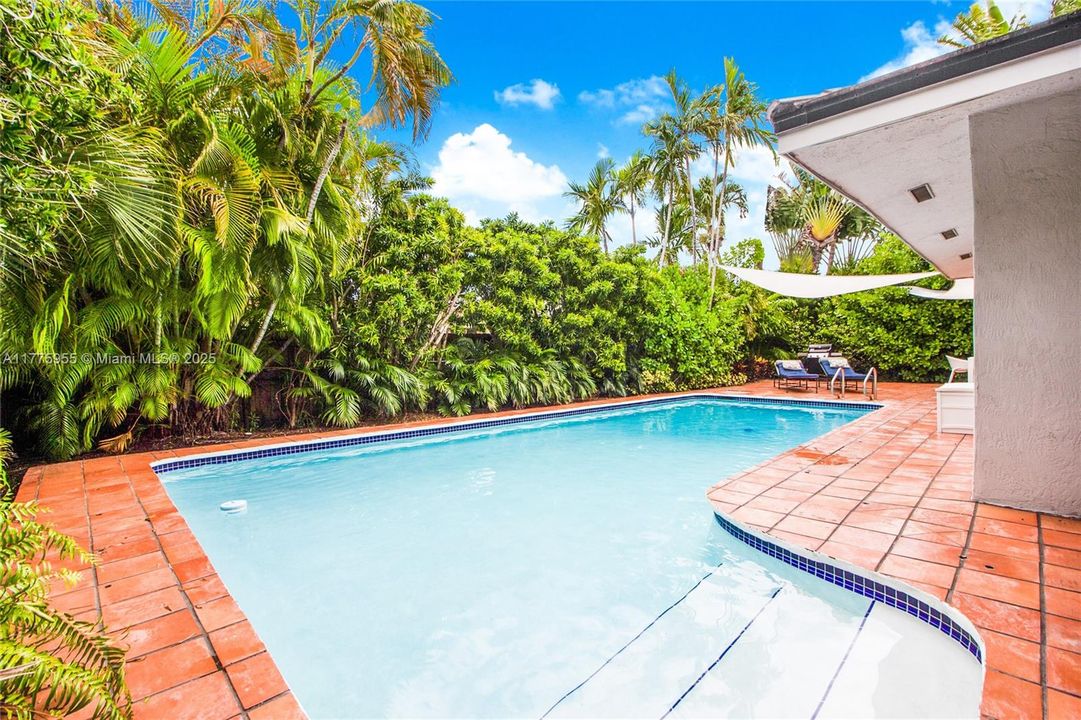 Recently Rented: $9,500 (4 beds, 2 baths, 2087 Square Feet)