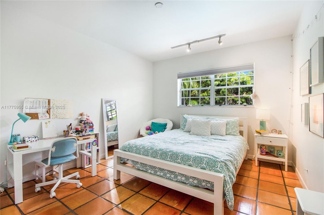 Recently Rented: $9,500 (4 beds, 2 baths, 2087 Square Feet)