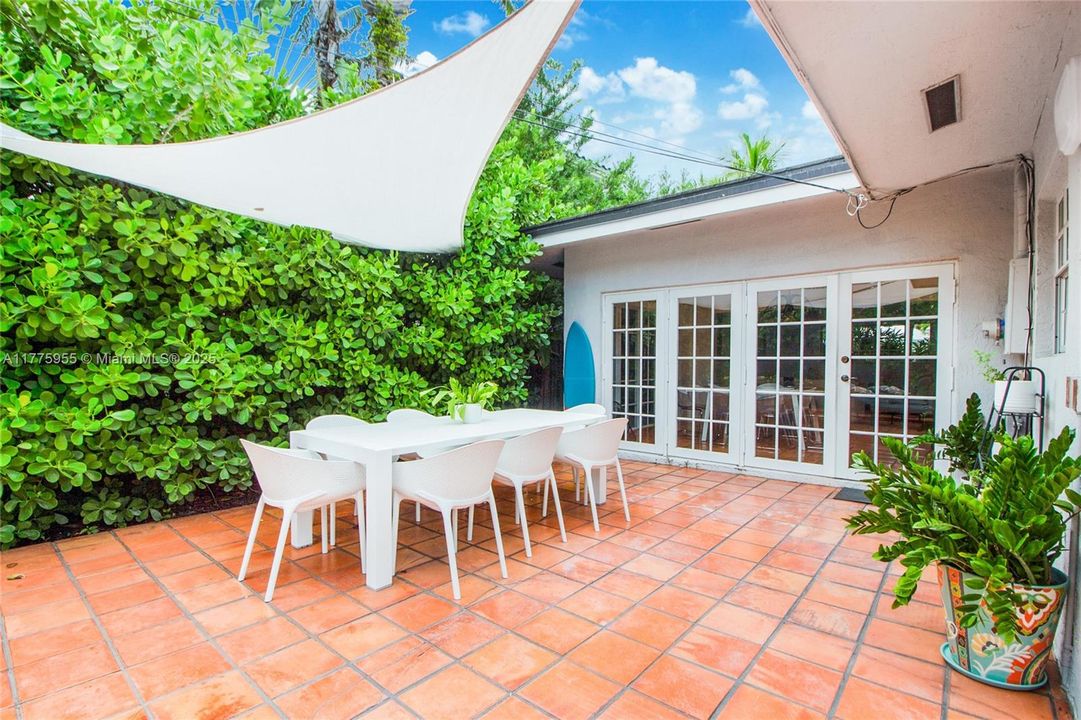 Recently Rented: $9,500 (4 beds, 2 baths, 2087 Square Feet)