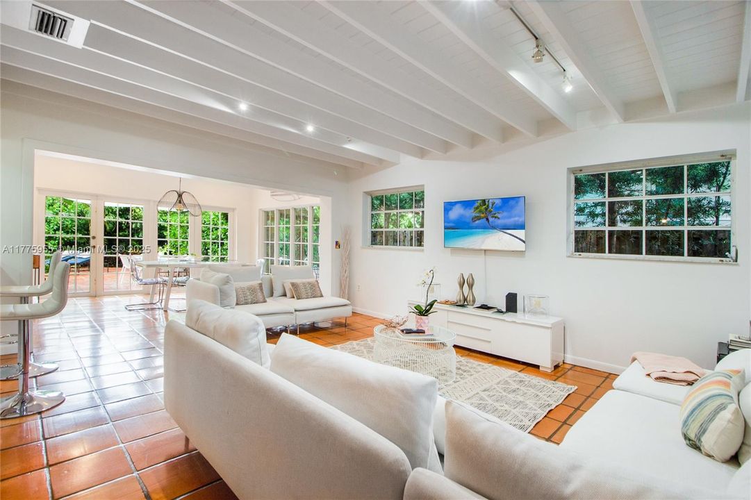 Recently Rented: $9,500 (4 beds, 2 baths, 2087 Square Feet)