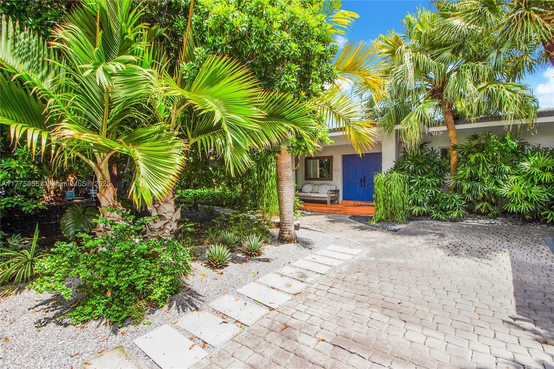 Recently Rented: $9,500 (4 beds, 2 baths, 2087 Square Feet)