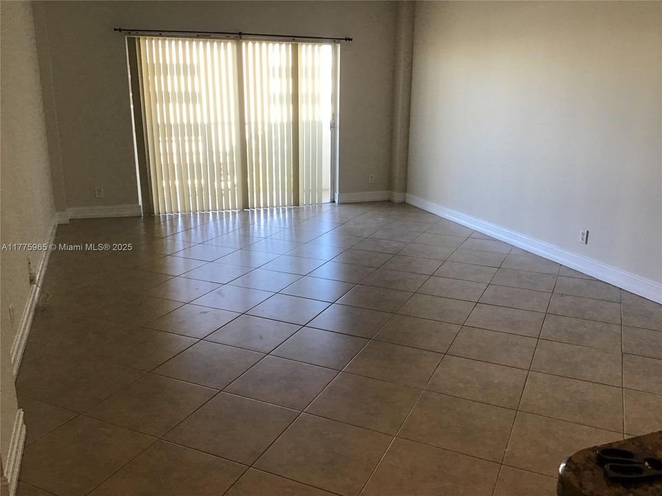Recently Rented: $1,950 (1 beds, 1 baths, 817 Square Feet)