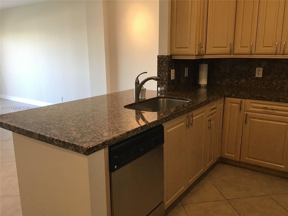 Recently Rented: $1,950 (1 beds, 1 baths, 817 Square Feet)