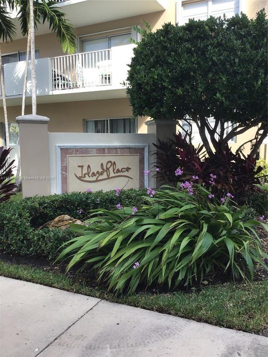 Recently Rented: $1,950 (1 beds, 1 baths, 817 Square Feet)