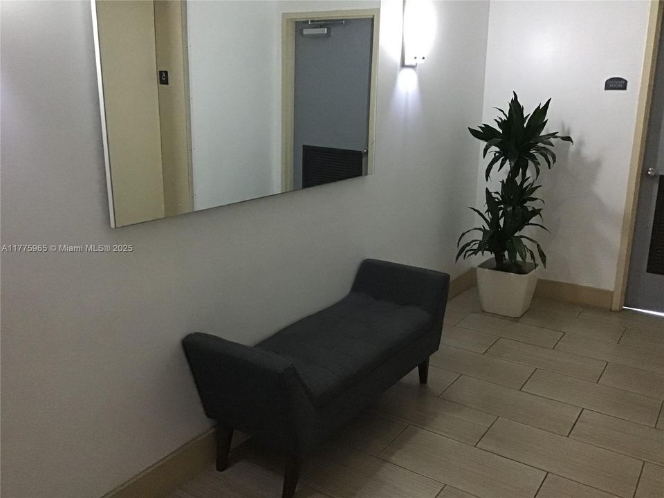 Recently Rented: $1,950 (1 beds, 1 baths, 817 Square Feet)