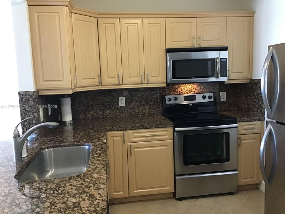 Recently Rented: $1,950 (1 beds, 1 baths, 817 Square Feet)