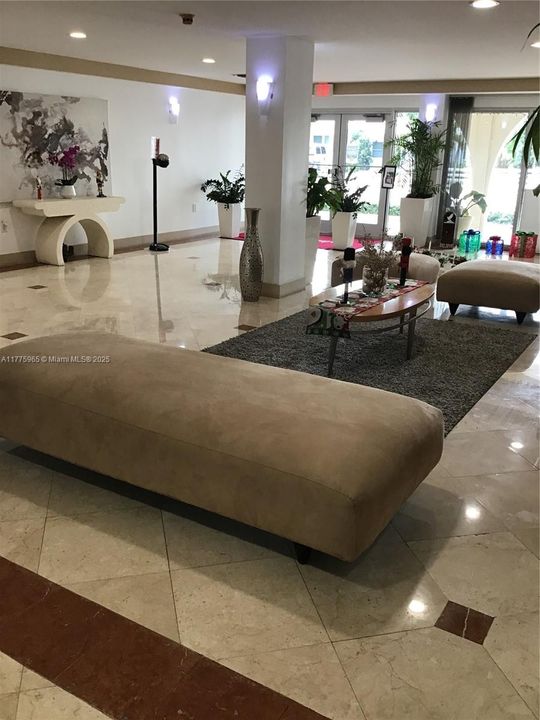 Recently Rented: $1,950 (1 beds, 1 baths, 817 Square Feet)