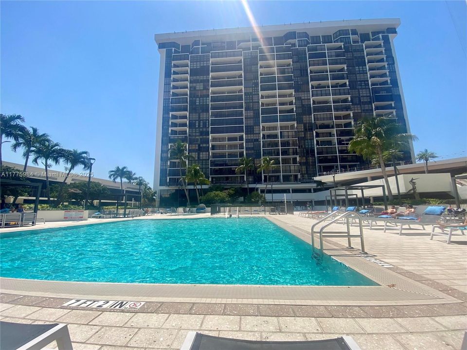 待售: $470,000 (1 贝兹, 1 浴室, 1005 平方英尺)