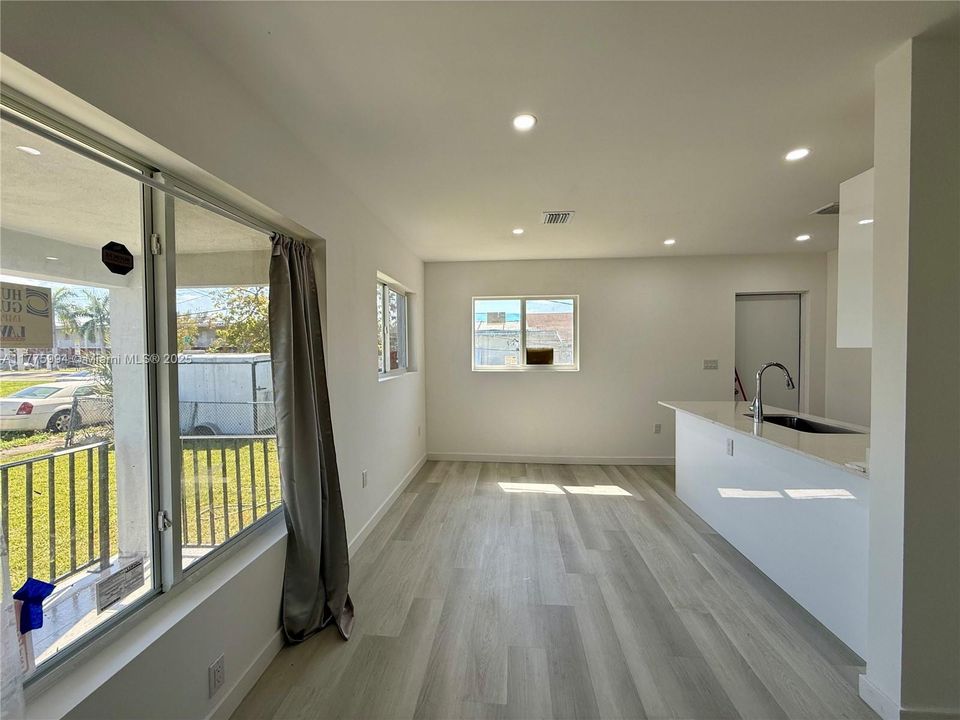 Недавно продано: $465,500 (3 спален, 2 ванн, 1266 Квадратных фут)